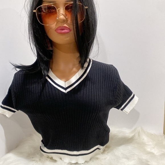 Tops - Knitted crop top Color black/ white- One Size